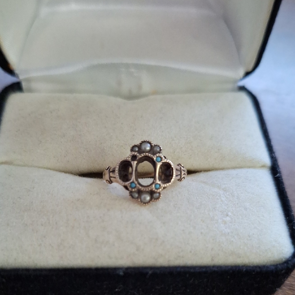 Elegant Gold and Brown Women's Ring Voctorian Era 1840s Possibly